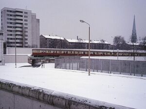 S-Bahn überquert den Grenzstreifen nahe dem Nordbahnhof an der Liesenstraße, 1987