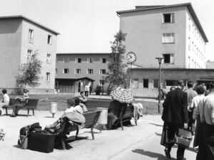Flüchtlinge mit Gepäck warten im Notaufnahmelager Marienfelde, West-Berlin