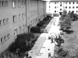 Innenhof der Gebäude des Flüchtlingslagers Marienfelde, West-Berlin