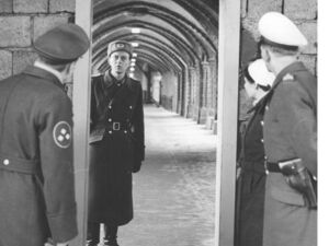 Fußgänger-Grenzübergang. Westliche Polizei trifft auf DDR-Grenzsoldaten, 1963