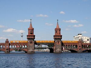 Oberbaumbrücke über die Spree, ehemaliger Ost-West-Grenzübergang in Berlin