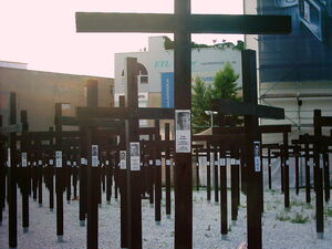 Weißes Kreuz als Gedenkzeichen für das Maueropfer Peter Fechter, erschossen 1962