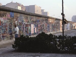 Mauerspechte hacken an der Berliner Mauer auf der Zimmerstraße