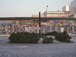 Weißes Kreuz als Gedenkzeichen für das Maueropfer Peter Fechter, erschossen 1962