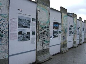Erhaltene Mauerelemente der Berliner Mauer am Potsdamer Platz, Berlin