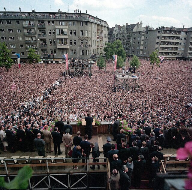 Präsident Kennedy hält seine "Ich bin ein Berliner"-Rede vor über 120.000 Menschen, 26. Juni 1963