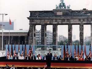 Präsident Reagan spricht an der Berliner Mauer vor dem Brandenburger Tor, 12. Juni 1987