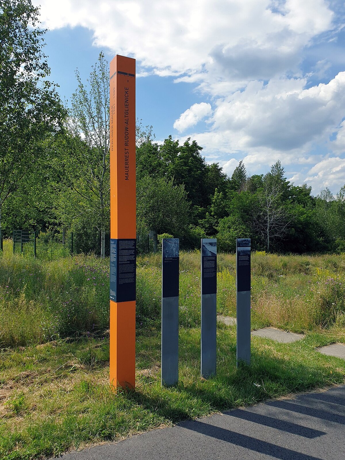 Memorial plaque, Berliner Mauer, Berliner Mauerweg, Berlin-Altglienicke, Germany