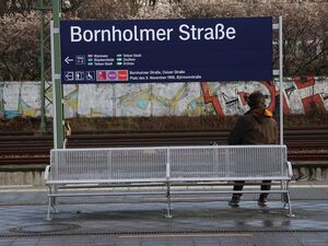 Bank und Bahnhofsschild am S-Bahnhof Bornholmer Straße, Berlin-Prenzlauer Berg