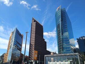 Potsdamer Platz mit Hochhäusern und Bahnhofseingängen, Berlin