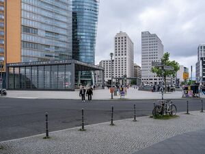 Potsdamer Platz mit Hochhäusern und Bahnhofseingängen, Berlin