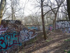 Die Mauerreste östlich des Bahnhofs Berlin-Schönholz wurden 2018 identifiziert