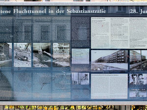 Informationstafel über den Fluchttunnel in der Sebastianstraße 82