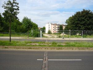 Grenzmarkierung an der Sonnenallee aus Kopfsteinpflaster