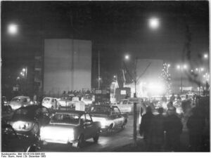 West-Berliner besuchen Ost-Berlin während der Weihnachtspassierregelung, Sonnenallee, 1963