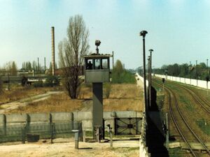 Infostele am ehemaligen Grenzübergang Heerstraße in Berlin-Staaken