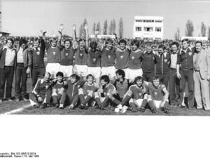 Der BFC Dynamo feiert die DDR-Meisterschaft 1980 im Jahn-Sportpark, der zweite von zehn Titeln in Folge