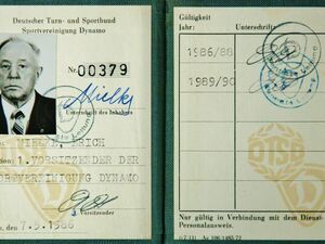 Erich Mielkes Dienstausweis als 1. Vorsitzender der Sportvereinigung Dynamo, 1986