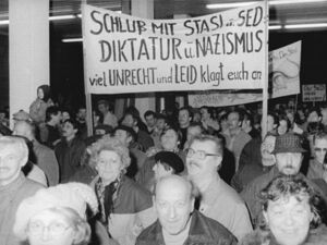 Demonstranten bei der Stürmung der Stasi-Zentrale in der Normannenstraße, Januar 1990