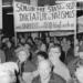 Demonstranten bei der Stürmung der Stasi-Zentrale in der Normannenstraße, Januar 1990