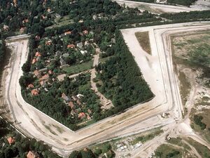 Luftaufnahme von Steinstücken aus dem Südosten, mit der Bernhard-Beyer-Straße, die nordöstlich zum übrigen West-Berlin führt