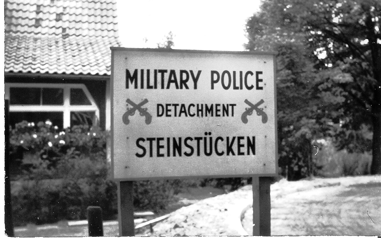 Cartel con el texto Military Police Detachment Steinstücken frente a una casa del exclave de Berlín Oeste, fotografiado en 1972