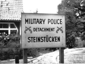 Cartello con la scritta Military Police Detachment Steinstücken davanti a una casa dell'exclave di Berlino Ovest, fotografato nel 1972