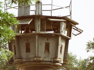 Wachturm am Grenzzaun der Eisenbahnstrecke nach Steinstücken
