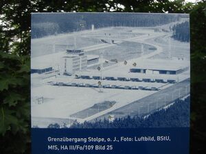 Luftaufnahme des Grenzübergangs Stolpe, aus einer Stasi-Archivaufnahme auf einer Infostele