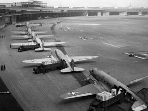 C-47-Transportflugzeuge beim Entladen auf dem Flughafen Tempelhof während der Berliner Luftbrücke, 1948