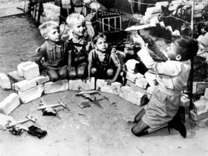 West-Berliner Kinder spielen 1948 'Luftbrücke' mit Modellflugzeugen
