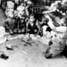 West-Berliner Kinder spielen 1948 'Luftbrücke' mit Modellflugzeugen