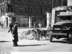 Arbeiter beseitigen eine Straßensperre am Ende der Berlin-Blockade, 11. Mai 1949