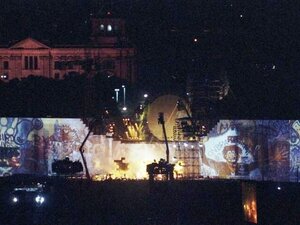 The Wall - Live in Berlin di Roger Waters messo in scena di notte sull'ex striscia della morte vicino a Potsdamer Platz nel luglio 1990