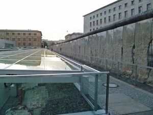 Reste der Berliner Mauer und der Ausstellungsgraben mit freigelegten Kellermauern