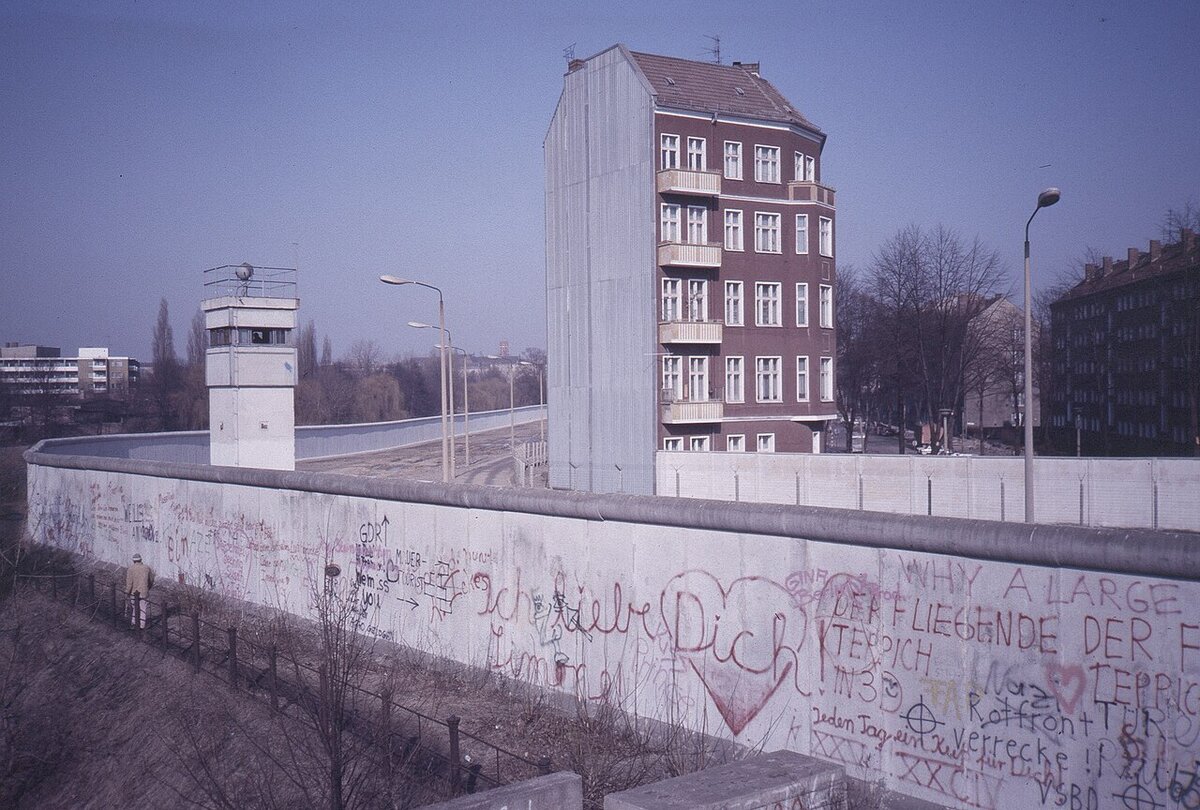 Die Berliner Mauer entlang der Lohmühlenstraße in Treptow, 1987