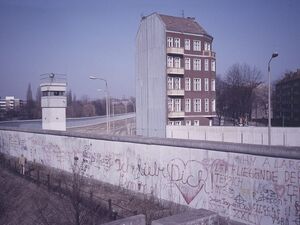 Die Berliner Mauer entlang der Lohmühlenstraße in Treptow, 1987