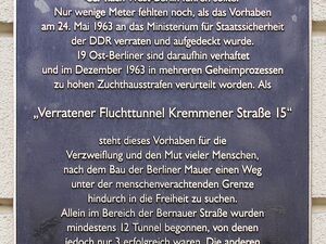 Gedenktafel für einen verratenen Fluchttunnel in der Nähe der Bernauer Straße