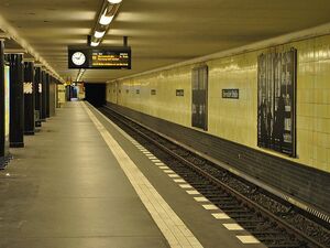 Bahnsteig des U-Bahnhofs Bernauer Straße, Berlin-Mitte