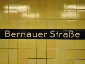 Bahnsteig des U-Bahnhofs Bernauer Straße, Berlin-Mitte
