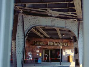 U-Bahnhof-Viadukt Jannowitzbrücke über die Spree, der erste Geisterbahnhof, der nach der Wiedervereinigung wiedereröffnet wurde