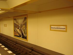 U-Bahnhof Naturkundemuseum vier Tage nach der Umbenennung von Zinnowitzer Straße
