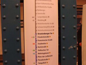 Linienhinweisschild im U-Bahnhof Oranienburger Tor