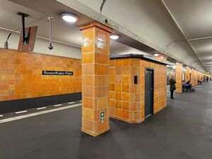 Bahnsteig des U-Bahnhofs Rosenthaler Platz, Berlin-Mitte
