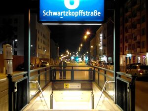 Eingang des U-Bahnhofs Schwartzkopffstraße bei Nacht, Linie U6