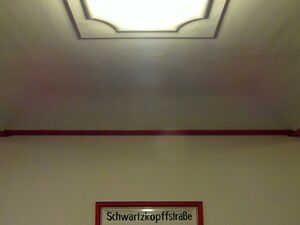 Namensschild und Deckenleuchte im U-Bahnhof Schwartzkopffstraße, Linie U6