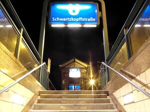 Treppenaufgang im U-Bahnhof Schwartzkopffstraße bei Nacht, Linie U6
