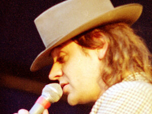 Il cantante rock della Germania Ovest Udo Lindenberg con il suo caratteristico cappello, si esibisce nel 1987