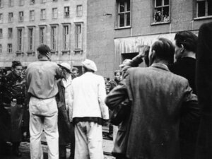 Operai edili di Berlino Est durante la rivolta del 17 giugno 1953