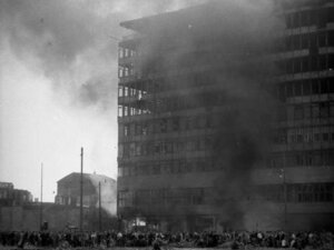 La Columbushaus in fiamme a Potsdamer Platz durante la rivolta, 17 giugno 1953